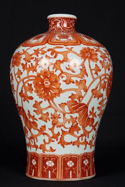 null Chine, XXème, marque au revers. Vase en porcelaine émaillée blanc et rouge de...