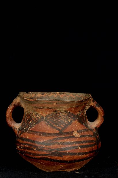 null Chine, dans le goût du Néolithique. Vase en terre cuite à décor géométrique....