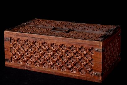 null India, 20th century. Wooden box carved with stylized floral motifs. 

H : 14...