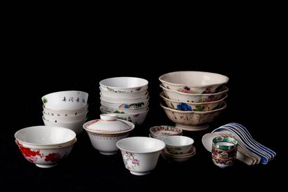 null Chine, XXe siècle. Lot de porcelaine comportant 16 bols, une tasse à thé couverte,...