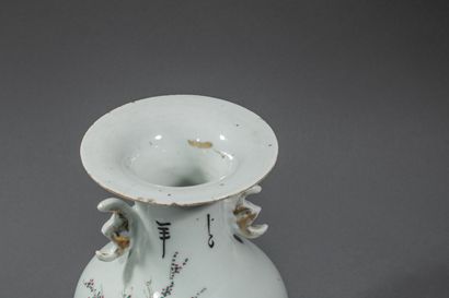 null CHINE, XXème siècle. Marque au revers. Vase balustre en porcelaine émaillée...