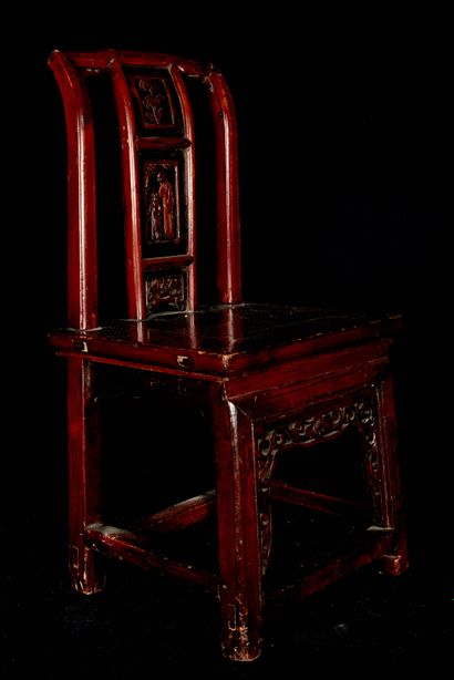 null Chine, XXe siècle. Chaise en bois laqué, à dossier ajouré décoré d'une femme...