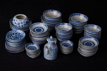 null Chine XX e siècle - Ensemble de coupelles, assiettes théière et divers en porcelaine...