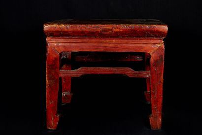 null China, 20th century. Wooden footrest. Wear and tear.

H : 32 cm. L : 36 cm....