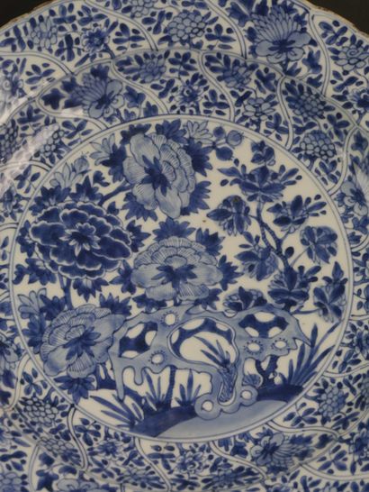 null CHINE. Kangxi (1662-1722). Grand plat creux en porcelaine émaillée Blanc bleu....
