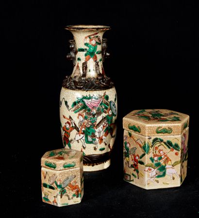 null Chine, Nankin, début XXème siècle. Vase balustre à décor de scènes de bataille...
