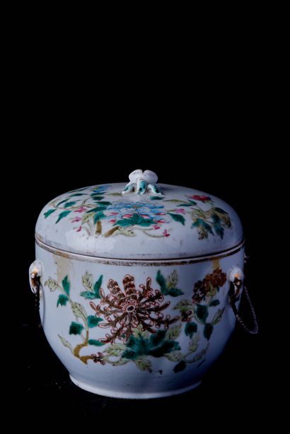 null Chine, époque Minguo (1912-1949). Pot couvert à décor de fleurs (pivoines, chrysanthèmes,...