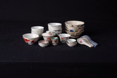 null Chine, XXe siècle. Lot de porcelaine comportant 16 bols, une tasse à thé couverte,...