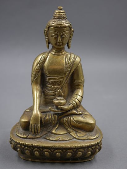 null Sino tibétain moderne. Bouddha assis dans la position de la prise de la terre...