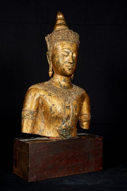 null Thaïlande, XXème. Buste de Bouddha en bronze doré sur socle bois. Haut.: 37,5...