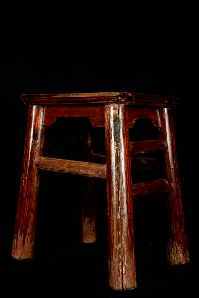 null China, 20th century. Wooden stool. Wear and tear.

H : 47,5 cm. L : 35 cm. D...