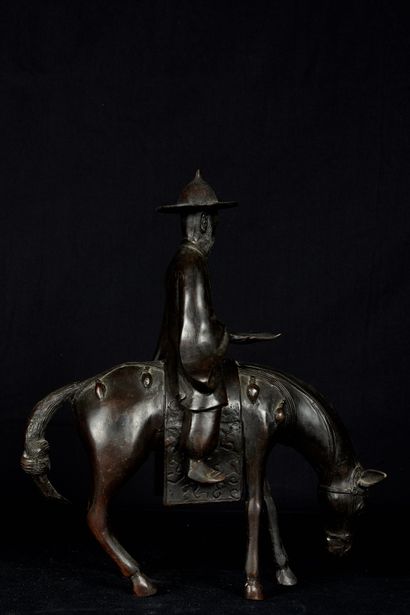 null Japon, début XXème siècle. Toba chevauchant sa mule. Bronze à patine sombre....