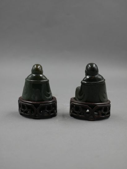 null CHINE, XXème siècle. Deux petits sujets en néphrite verte figurant le Bouddha...