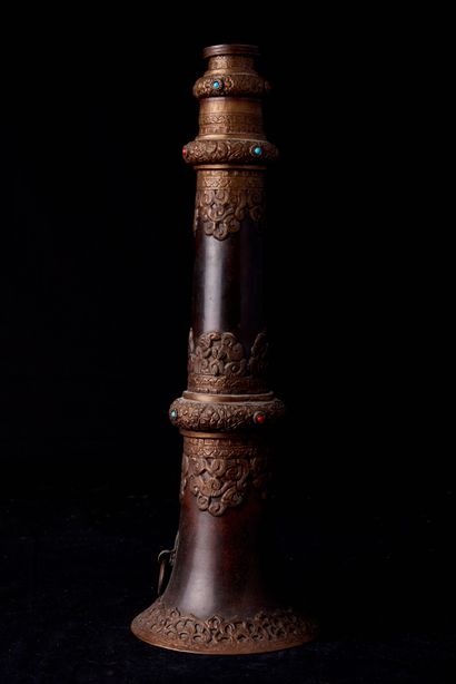 null Tibet, début XXème siècle. Tong Qin à décor gravé en cuivre. Inclusion de petites...