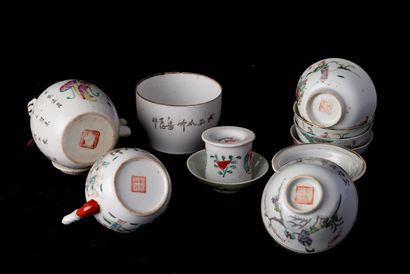 null Chine, XXe siècle. Lot de porcelaines comprenant 2 théières, 5 bols, un pot...