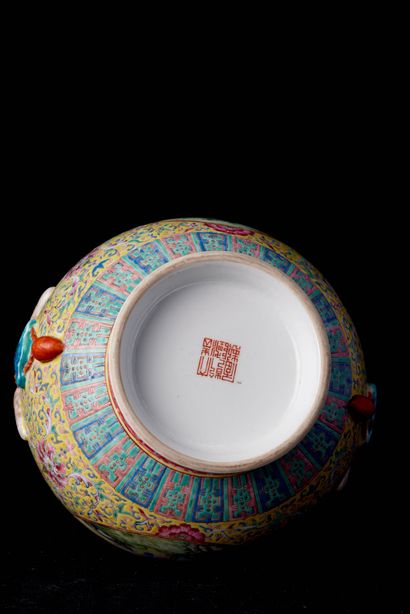 null China, Minguo period (1912-1949). Polychrome enamelled porcelain vase decorated...