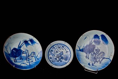 null Asie du Sud Est, XXe siècle. Trois assiettes en porcelaine émaillée bleu blanc....