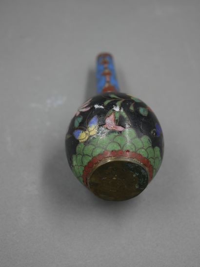 null Japon, début XXème siècle. Vase soliflore miniature en cuivre et émaux cloisonnés....