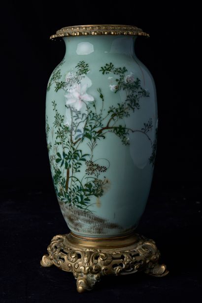null Chine, XXème siècle. Vase balustre monté en bronze. Porcelaine émaillée céladon...