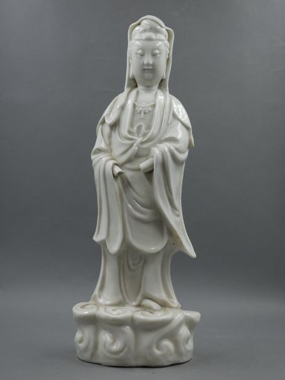 null CHINE, début XXème siècle. Statuette de Guan Yin en porcelaine émaillée blanc....