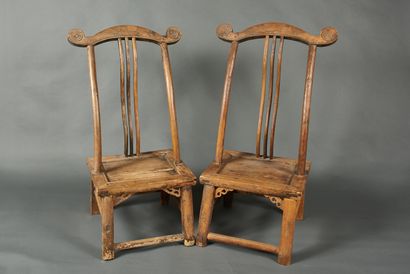 null China, 20th century. A pair of low chairs in matted wood. 

H : 95 cm. L : 43...