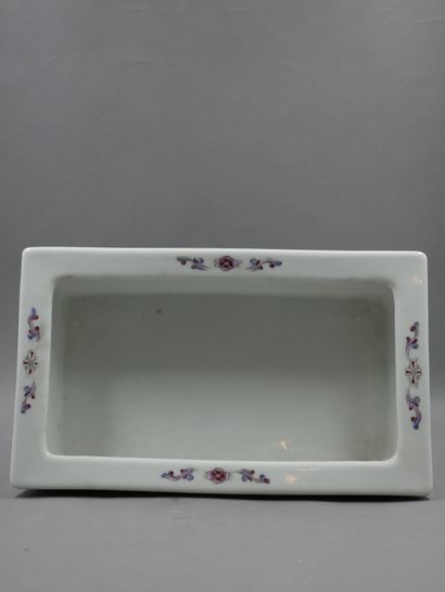 null CHINA, 20th century. Porcelain planter with polychrome enamelled decoration...