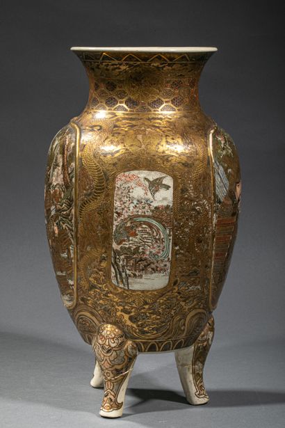 null JAPON, époque Meiji (1868-1912). Vase tripode en faïence de Satsuma à décor...