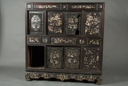 null Indochina, early 20th century. Sideboard opening with 3 drawers in the middle...