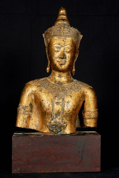 null Thaïlande, XXème. Buste de Bouddha en bronze doré sur socle bois. Haut.: 37,5...