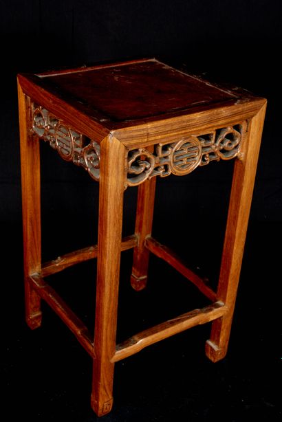 null China, 20th century. Blond wood stand carved with an openwork band bearing the...