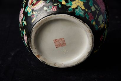 null Chine, XXème siècle. Lot composé d'un vase rouleau à décor de dragon et phœnix....