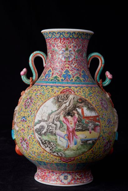 null China, Minguo period (1912-1949). Polychrome enamelled porcelain vase decorated...