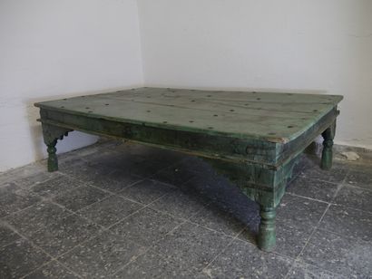 null 
Table basse rectangulaire en bois peint vert, le piètement à décor ajouré,...