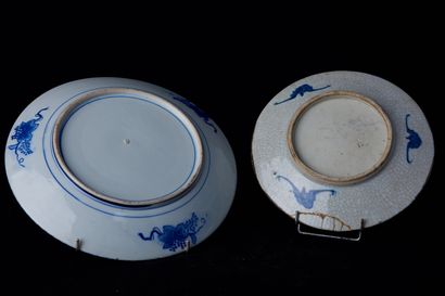 null Chine, XIXème siècle. Deux plats en porcelaine émaillée bleu blanc, fond craquelé...