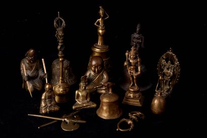 null Divers Asie, XXe siècle. Lot d'objets en bronze dont 6 clochettes, trois statuettes...