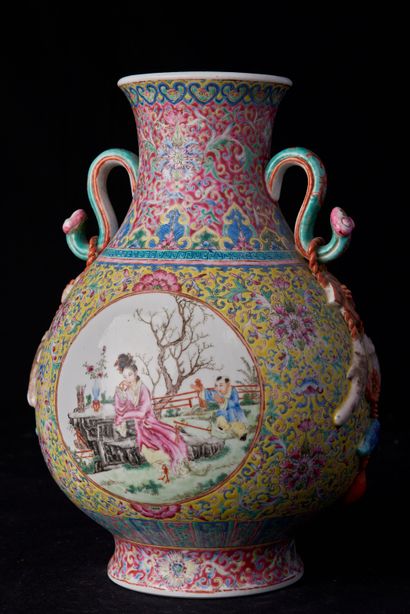 null Chine, Epoque Minguo (1912-1949). Vase en porcelaine émaillée polychrome à décor...