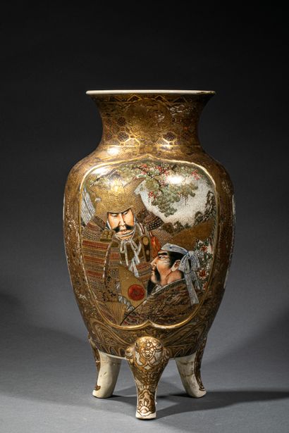 null JAPON, époque Meiji (1868-1912). Vase tripode en faïence de Satsuma à décor...