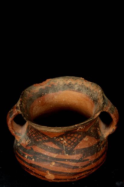 null Chine, dans le goût du Néolithique. Vase en terre cuite à décor géométrique....