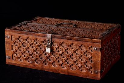 null India, 20th century. Wooden box carved with stylized floral motifs. 

H : 14...