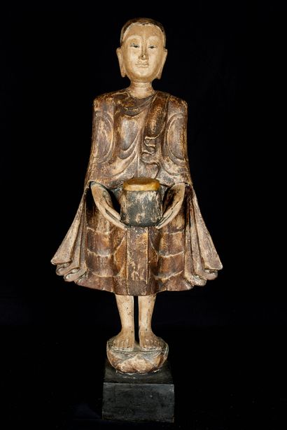 null Birmanie, XXème siècle. Bouddha debout portant un pot couvert. Résine et polychromie....