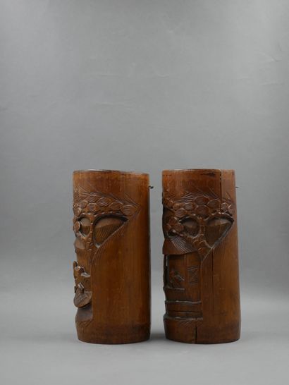 null CHINE XX ème. Paire de Bitong en bambou sculpté de personnages. H : 18cm. F...