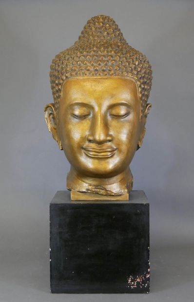 null 
Tête de buddha en bronze doré. Haut : 56 cm.
