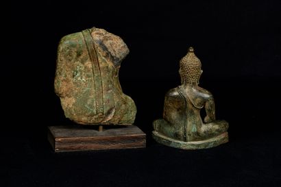 null Thaïlande, XIXème siècle. Buste de Bouddha acéphale en bronze. Haut : 14 cm....