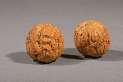 null CHINE, circa 1980. Deux noix finement sculptées de personnages.

L : 4 x 3,5...