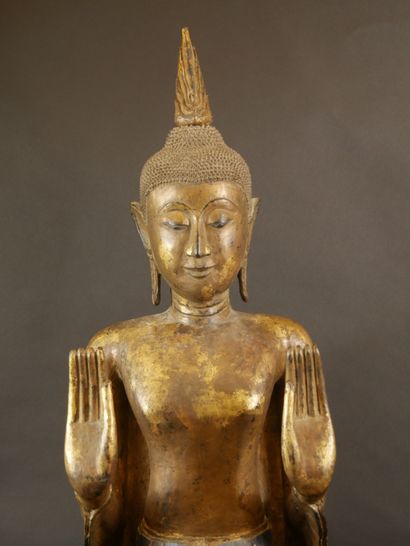 null THAILANDE, début XXème siècle. Bouddha debout, les mains en absent de crainte,...