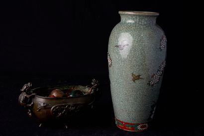 null Japon, XXe siècle. Lot comprenant un vase en porcelaine émaillée sur fond de...