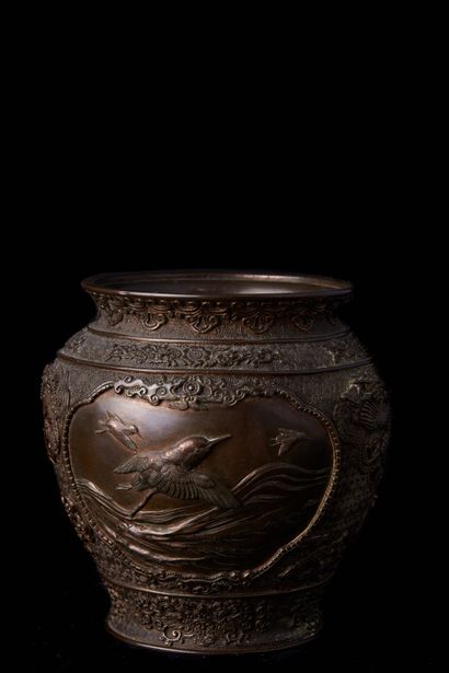 null Japon, XXe siècle. Vase en bronze, signé Miyao, à décor d'oiseau et guerrier...