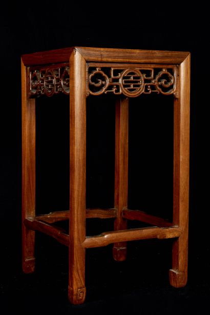 null China, 20th century. Blond wood stand carved with an openwork band bearing the...