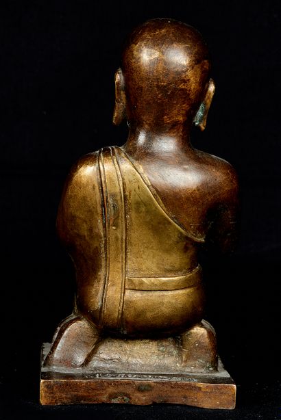 null Chine, XXème siècle, marque apocryphe de Kangxi au dos. Bouddha agenouillé les...