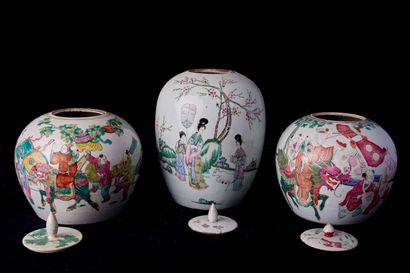 null Chine, XXème siècle. Paire de vases couverts à décor de fête et chauve-souris....